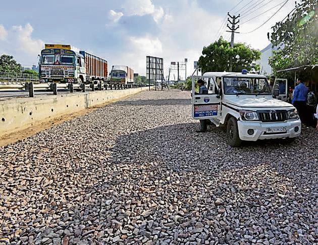 The road in contention. (Sanjeev Verma/HT PHOTO) The road in contention. (Sanjeev Verma/HT PHOTO)
