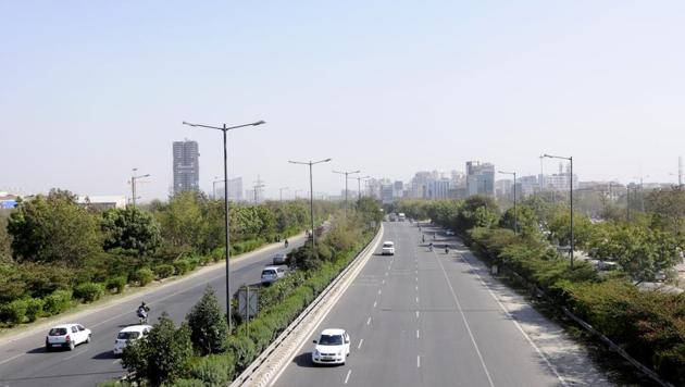 A view of vehicles on the Greater Noida Expressway. (Sunil Ghosh /HT FILE PHOTO) A view of vehicles on the Greater Noida Expressway. (Sunil Ghosh /HT FILE PHOTO)