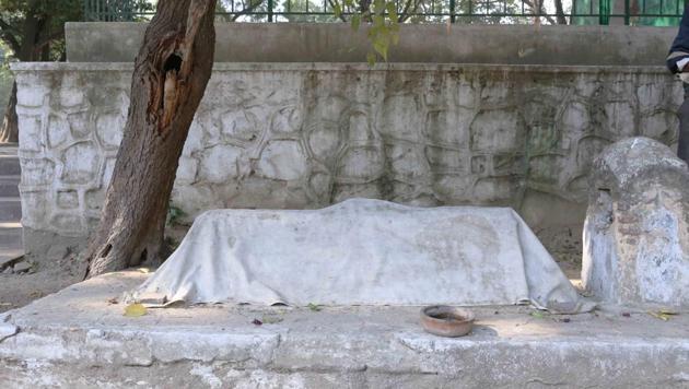 An unknown person’s tomb near the grave of poet Mirza Abdul Qadir Bedil in Central Delhi’s Pragati Maidan. (Mayank Austen Soofi / HT Photo) An unknown person’s tomb near the grave of poet Mirza Abdul Qadir Bedil in Central Delhi’s Pragati Maidan. (Mayank Austen Soofi / HT Photo)