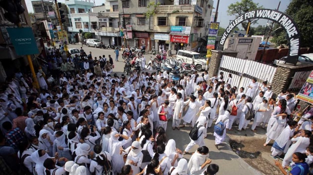 Students of the Government College For Women in Jammu protesting against a dress code and college timings. (HT PHOTO) Students of the Government College For Women in Jammu protesting against a dress code and college timings. (HT PHOTO)