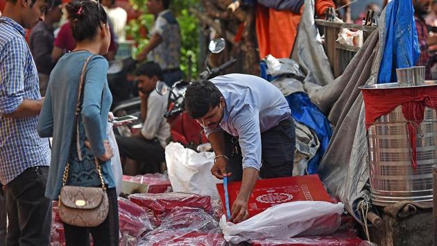 Buyers make sure they get the best. (Satyabrata Tripathy/HT Photo) 