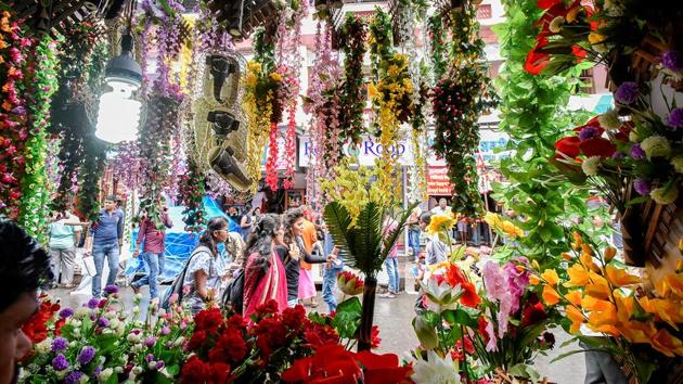 Markets across the city are abuzz with activity. (Kunal Patil/HT Photo) 