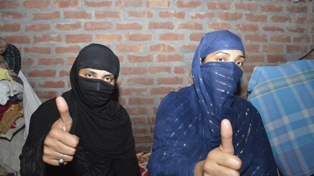 Women give thumbs up to the Supreme Court verdict. (Sakib Ali/HT Photo) Women give thumbs up to the Supreme Court verdict. (Sakib Ali/HT Photo)