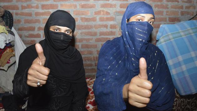 Muslim women hail the Supreme Court verdict on triple talaq case, in Ghaziabad on Tuesday. (Sakib Ali .HT Photo) Muslim women hail the Supreme Court verdict on triple talaq case, in Ghaziabad on Tuesday. (Sakib Ali .HT Photo)