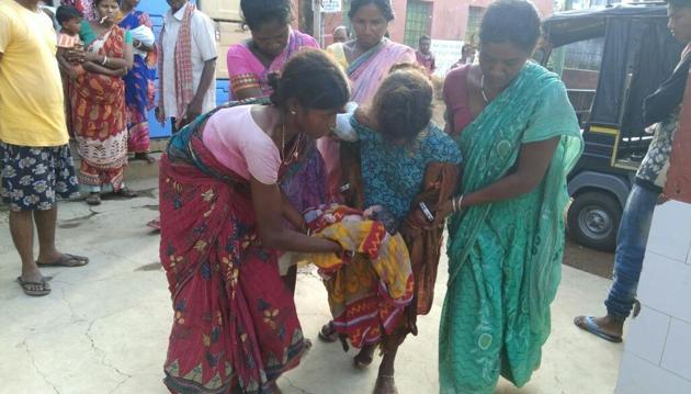 People help the 17-year-old unwed girl who delivered baby on street at Chandil, about 100 km from Jharkhand capital in Ranchi, on Sunday.(Manoj Kumar/HT Photo) People help the 17-year-old unwed girl who delivered baby on street at Chandil, about 100 km from Jharkhand capital in Ranchi, on Sunday.(Manoj Kumar/HT Photo)