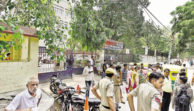 Senior police officials said that the victim and the accused should have been taken into the interrogation room for questioning, instead of being taken into a room belonging to an investigation officer.