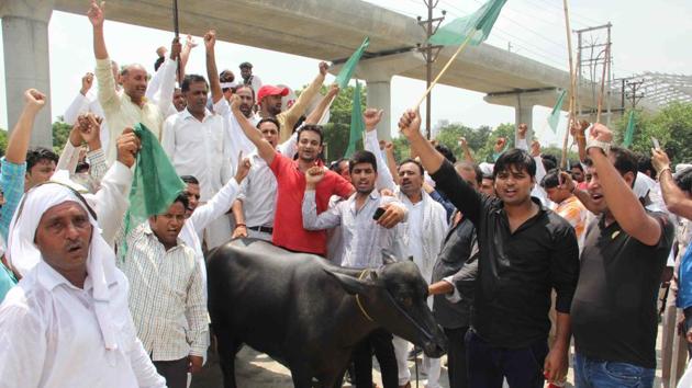 Farmers from around 40 villages in SUVs, tractor-trolleys and bullock carts reached the office building around 12:30pm and raised slogans against the government. Farmers from around 40 villages in SUVs, tractor-trolleys and bullock carts reached the office building around 12:30pm and raised slogans against the government.