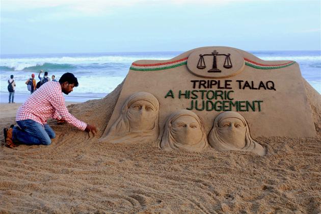 Sand artist Sudarsan Pattnaik makes a sand sculpture carrying the message “Triple Talaq A Historic Judgement” at Puri beach of Odisha on Tuesday.(PTI)