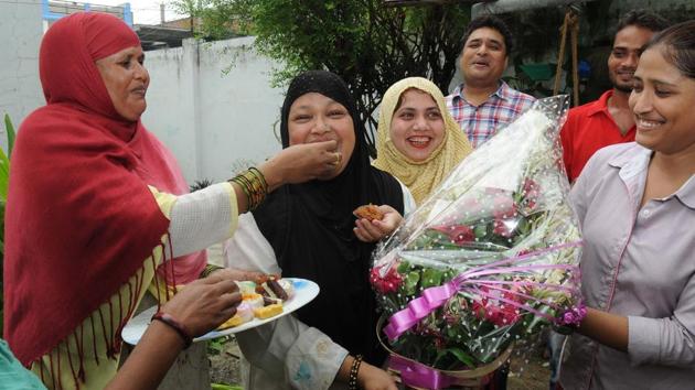 Shaista Amber, the All India Muslim Women Personal Law Board president, and others celebrate the SC verdict on triple talaq in Lucknow on Tuesday.(Subhankar Chakraborty/HT PHOTO)