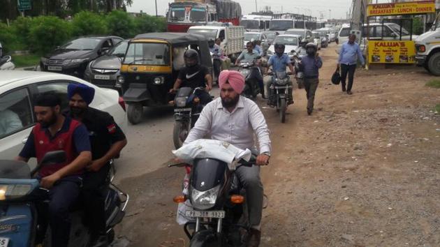 The onslaught of followers has resulted in chaos acrossing the city as well as traffic jams. (HT Photo)