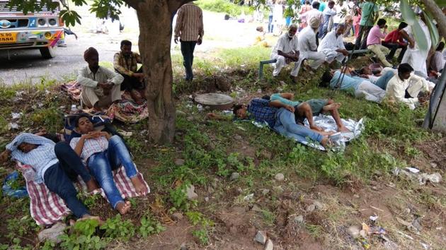 Panchkula’s Sector 23 has turned into mini Malwa of Punjab with people gathering there from Batinda, Mansa, Moga, Abohar, Fazilika, Sangrur and Patiala, where the sect has a strong following. As the Dera’s Naam Charcha Ghar has limited space, many are sitting on the roadside around it. Others have pitched tents or are taking shelter in parks, raising tension in the neighbourhood which has around 50 houses. (Ravi Kumar / HT Photo)