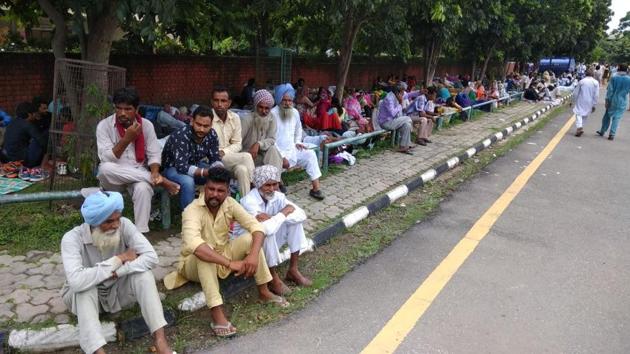 The Panchkula police have virtually sealed Sector 1, with no person, including advocates, allowed to take their vehicles to the district courts complex. All roads leading to the complex, including the one separating Sectors 1 and 2 have already been sealed. (Ravi Kumar / HT Photo)