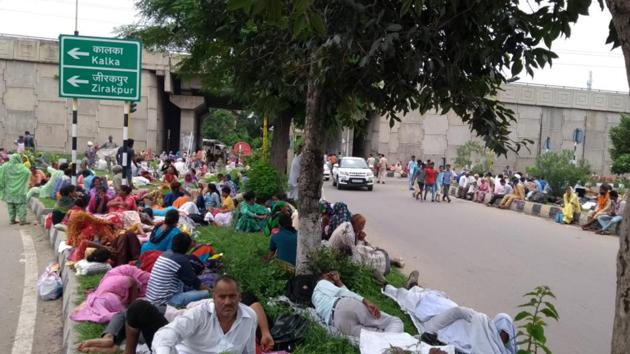 Dera Sacha Sauda followers in Panchkula on Wednesday. (HT Photo)