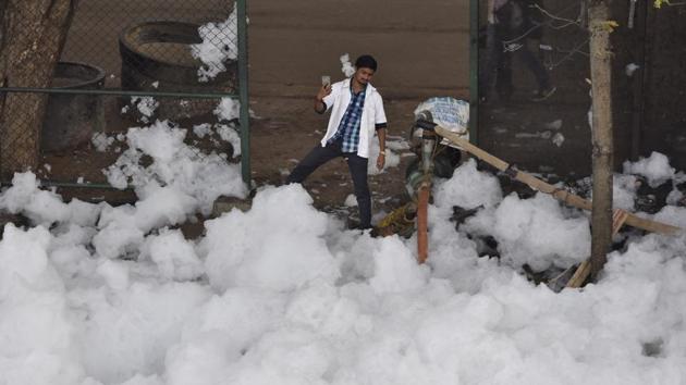 A man takes selfie against the pile of froth coming from the Bellandur lake in Bengaluru, India, on Thursday, August 17, 2017.(Arijit Sen/HT Photo) A man takes selfie against the pile of froth coming from the Bellandur lake in Bengaluru, India, on Thursday, August 17, 2017.(Arijit Sen/HT Photo)