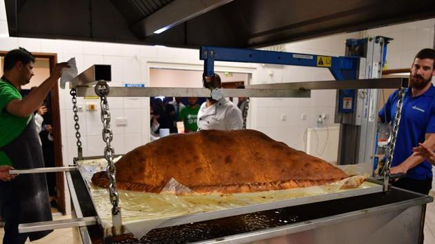 Muslim Aid staff and volunteers work as they attempt to construct and cook the world's largest samosa at the East London Mosque in London on August 22, 2017. (AFP Photo) Muslim Aid staff and volunteers work as they attempt to construct and cook the world's largest samosa at the East London Mosque in London on August 22, 2017. (AFP Photo)