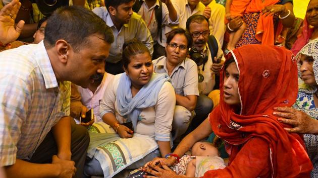 Delhi Chief Minister Arvind Kejriwal meets the family of the sanitation worker who died at Lok Nayak hospital while cleaning a sewer.(Arun Sharma/HT Photo) Delhi Chief Minister Arvind Kejriwal meets the family of the sanitation worker who died at Lok Nayak hospital while cleaning a sewer.(Arun Sharma/HT Photo)