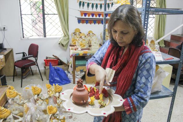 Lolita Gupta, co-founder of eCoexist Enterprises, showcases ecofriendly decor for Ganesh festival. (Sanket Wankhade/HT PHOTO) (Sanket Wankhade/HT PHOTO)