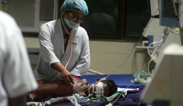 Indian medical staff attend to a child admitted in the Encephalitis ward at The Baba Raghav Das Hospital in Gorakhpur, in the state of Uttar Pradesh, on August 12, 2017. (AFP File Photo) Indian medical staff attend to a child admitted in the Encephalitis ward at The Baba Raghav Das Hospital in Gorakhpur, in the state of Uttar Pradesh, on August 12, 2017. (AFP File Photo)