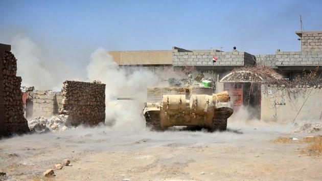 A tank of Iraqi army fires against Islamic State militants at Al Jazeera neighbourhood of Tal Afar, Iraq, August 23, 2017. (REUTERS) A tank of Iraqi army fires against Islamic State militants at Al Jazeera neighbourhood of Tal Afar, Iraq, August 23, 2017. (REUTERS)