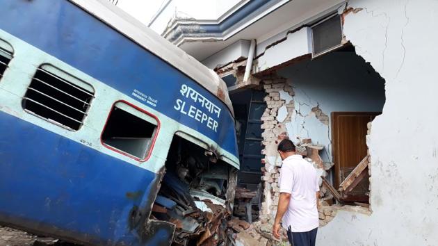 Railway coaches of the Puri-Haridwar Utkal Express, which derailed in Khatauli near Muzaffarnagar on Saturday evening.(HT Photo)