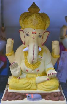 Ecofriendly Ganesh idols aim at welcoming the elephant-headed God with fervour this year and keeping the environment clean at the same time. (Pratham Gokhale/ Hindustan Times) (Pratham Gokhale/HT PHOTO)