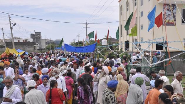 In spite of prohibitory orders under Section 144 of the CrPC in Haryana and the barricading on roads, about 50,000 Dera followers, mostly women, have marched to the Chandigarh suburb 48 hours before the court hearing(Sant Arora/HT) In spite of prohibitory orders under Section 144 of the CrPC in Haryana and the barricading on roads, about 50,000 Dera followers, mostly women, have marched to the Chandigarh suburb 48 hours before the court hearing(Sant Arora/HT)
