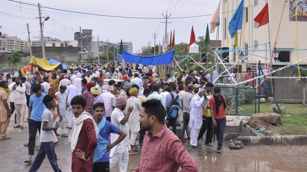 Large numbers of Dera Sacha Sauda followers gathered near sector 23’s Naam charcha Ghar on Tuesday. Sanitation is going to be a problem as there is no lavatory facility, although 24-hour langar has started. (Sant Arora / HT Photo)