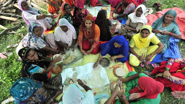 Sanitation is going to be a problem as there is no lavatory facility, although 24-hour langar has started. Premis, as they call themselves, have even set up stalls for medicines and other basic services. (Ravi Kumar / HT Photo)