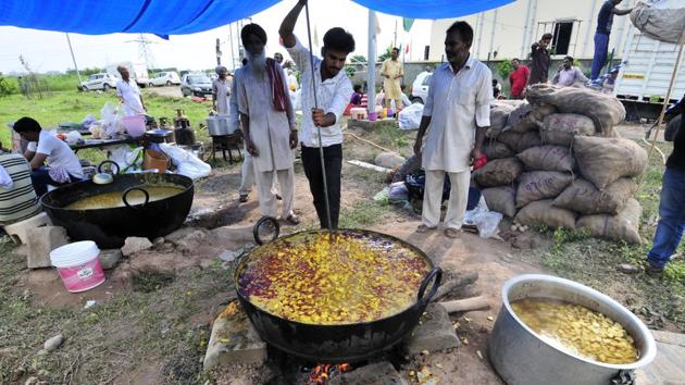 Dera Sacha Sauda followers preparing food for other followers at Nam charcha ghar. (Ravi Kumar / HT Photo)