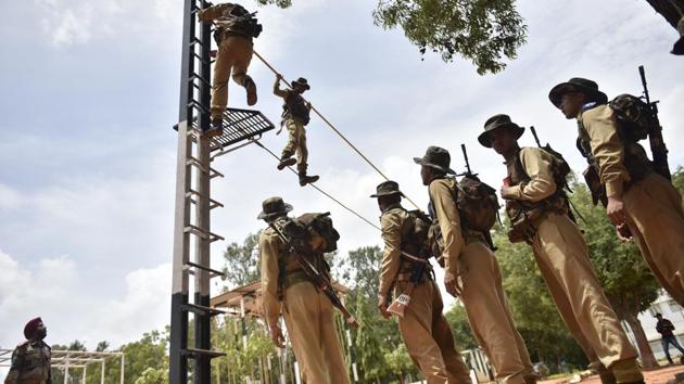 The training for the special forces battalions of the parachute regiment, while continual is also among the longest anywhere. Once deemed airborne, a paratrooper has the option of moving towards specialised operations with training testing human extremes both physically and mentally. One is only deemed fully incorporated into the regiment having completed an year operating in hostile territories leading. The Special Forces are distinguished by their ‘balidaan’ badge. (Arijit Sen / HT Photo)