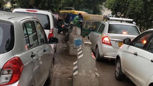 The traffic congestion at the Chauma railway crossing where school buses were stuck for more than an hour. (HT Photo) The traffic congestion at the Chauma railway crossing where school buses were stuck for more than an hour. (HT Photo)