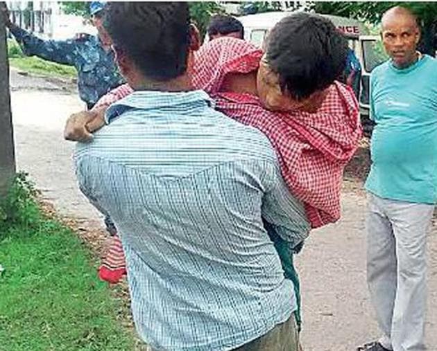 Sanjay Paswan carrying the body of his nephew Bunty on his shoulder in Bihar’s Muzaffarpur district.(HT photo)