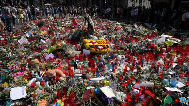 \People display flowers and candles to pay tribute to the victims of the Barcelona and Cambrils attacks on the Rambla boulevard in Barcelona on August 22. (AFP Photo) \People display flowers and candles to pay tribute to the victims of the Barcelona and Cambrils attacks on the Rambla boulevard in Barcelona on August 22. (AFP Photo)