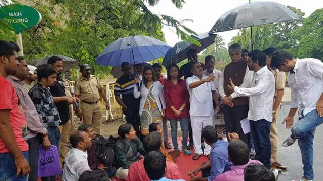 Nitin Karmalkar (brown jacket), vice-chancellor, SPPU, with the protesting SET candidates. (HT PHOTO) Nitin Karmalkar (brown jacket), vice-chancellor, SPPU, with the protesting SET candidates. (HT PHOTO)