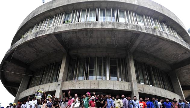 Student parties are finding it difficult to campaign as classes have been declared off and a majority of students have left for their homes. (Ravi Kumar/HT File) Student parties are finding it difficult to campaign as classes have been declared off and a majority of students have left for their homes. (Ravi Kumar/HT File)