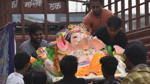 Devotees taking Lord Ganesha idols to their homes on the occasion of Ganesha Chaturthi festival near Akshardham Temple in New Delhi. (Raj K Raj/HT PHOTO)
