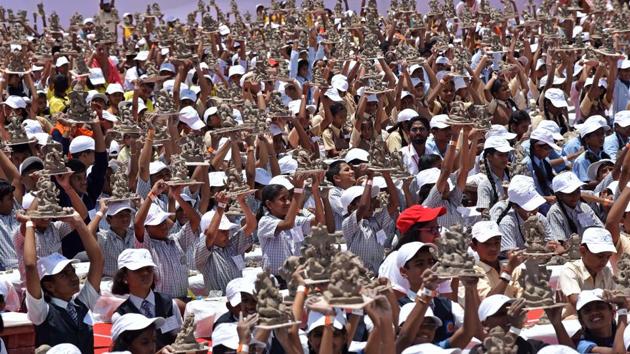 Students of various schools hold up the Ganesh idols that they made after breaking the world record. (Pratham Gokhale/HT PHOTO)