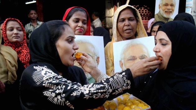 Muslims women celebrate the Supreme Court's decision on instant triple divorce, Mumbai, August 22.(PTI)