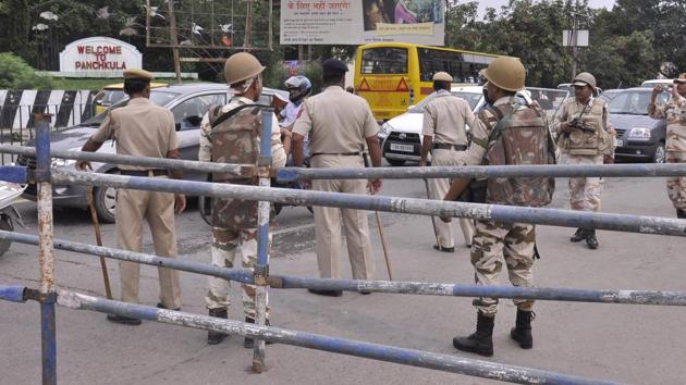 Police seal the Panchkula-Chandigarh border ahead of a CBI court pronouncing its verdict on Dera Sacha Sauda chief Gurmeet Ram Rahim in a rape case on Friday. (Sant Arora/ HT Photo) Police seal the Panchkula-Chandigarh border ahead of a CBI court pronouncing its verdict on Dera Sacha Sauda chief Gurmeet Ram Rahim in a rape case on Friday. (Sant Arora/ HT Photo)