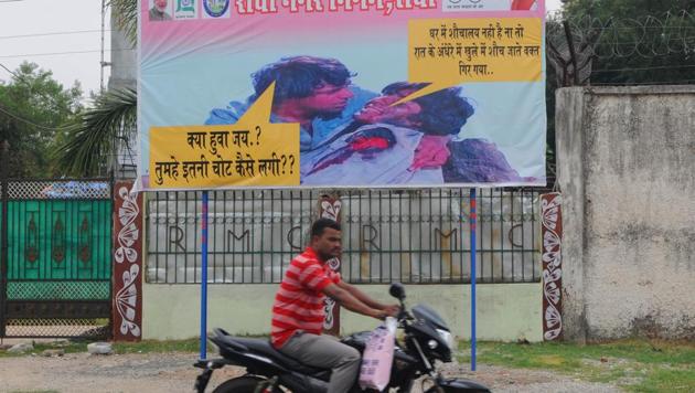 In this poster depicting the climactic scene of Sholay, Jai tells Veeru that his wounds are caused by the evils of open defecation. The concept was earlier used by the Ranchi Municipal Corporation.(Parwaz Khan/ HT Photo) In this poster depicting the climactic scene of Sholay, Jai tells Veeru that his wounds are caused by the evils of open defecation. The concept was earlier used by the Ranchi Municipal Corporation.(Parwaz Khan/ HT Photo)