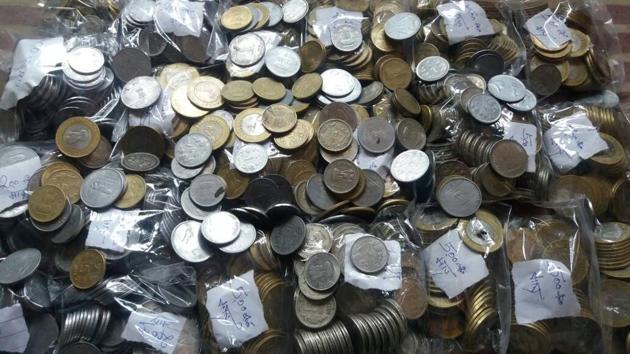 Delhi Police recovered coins of Rs 5 and Rs 10 amounting to Rs 2.3 lakh stolen by three accused from Syndicate Bank in 46 polythene bags.(Representative Photo) Delhi Police recovered coins of Rs 5 and Rs 10 amounting to Rs 2.3 lakh stolen by three accused from Syndicate Bank in 46 polythene bags.(Representative Photo)
