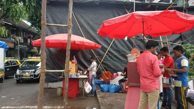 A mandal encroaching upon the street at Prabhadevi Chowk. (HT) A mandal encroaching upon the street at Prabhadevi Chowk. (HT)