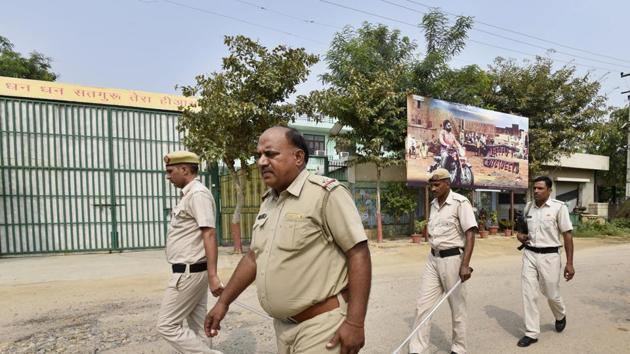 Throughout the day, a large posse of Gurgaon police lead by SHO Surender Singh remained deployed in front of the building. (Sanjeev Verma/HT PHOTO) Throughout the day, a large posse of Gurgaon police lead by SHO Surender Singh remained deployed in front of the building. (Sanjeev Verma/HT PHOTO)
