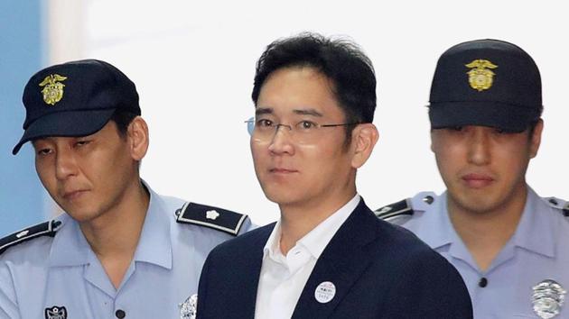 Lee Jae-yong, Samsung Group heir arrives at Seoul Central District Court to hear the bribery scandal verdict on August 25, 2017 in Seoul, South Korea. (Reuters Photo) Lee Jae-yong, Samsung Group heir arrives at Seoul Central District Court to hear the bribery scandal verdict on August 25, 2017 in Seoul, South Korea. (Reuters Photo)