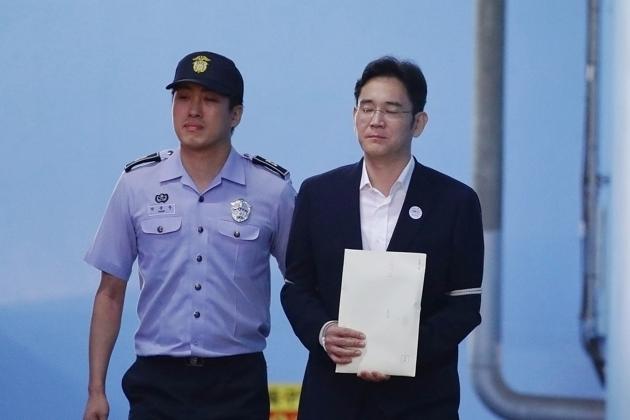 Lee Jae-yong, Samsung Group heir, leaves after his verdict trial at the Seoul Central District Court in Seoul, South Korea August 25, 2017. Lee was handed down 5 years jail sentence while prosecutors sought a 12-year in prison.(REUTERS Photo)