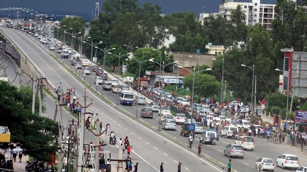 Cavalcade of Sant Gurmeet Ram Rahim Singh Insan seen crossing from Zirakpur flyover to CBI Court Panchkula. Dera followers formed human chains along the highway in Panchkula with thousands lining the Kaithal-Kurukshetra highway for a glimpse of ‘Pitaji’ on Friday. (Sushil Prajapati / HT Photo)