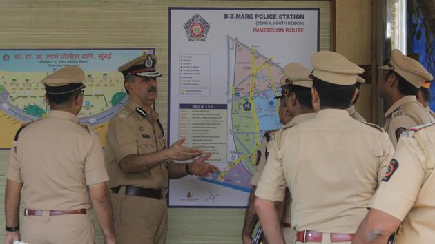 Mumbai police commissioner Datta Padsalgikar reviews security Girgaum Chowpatty on Wednesday. (Bhushan Koyande/HT) Mumbai police commissioner Datta Padsalgikar reviews security Girgaum Chowpatty on Wednesday. (Bhushan Koyande/HT)