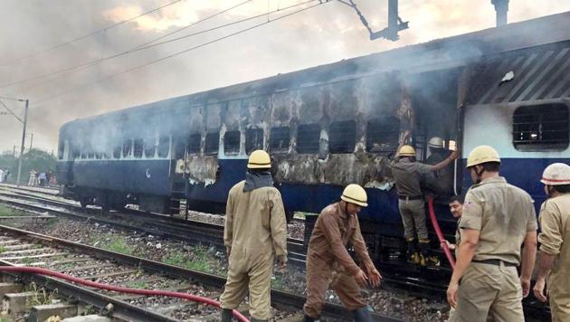 Two coaches of empty Rewa Express set on fire near Anand Vihar railway station in east Delhi on Friday evening.(Ravi Choudhary /HT Photo)