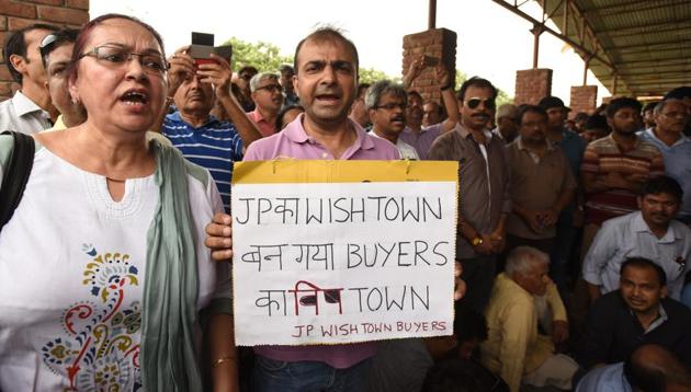 Homebuyers protest outside the Jaypee office in Noida.(Virendra Singh Gosain/HT Photo)