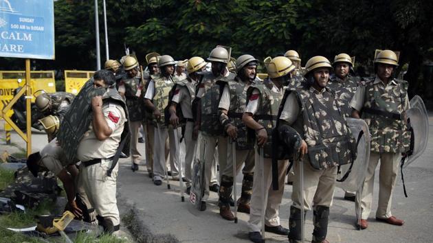 Police personnel in Panchkula on alert ahead of the verdict in the Ram Rahim case.(AP)